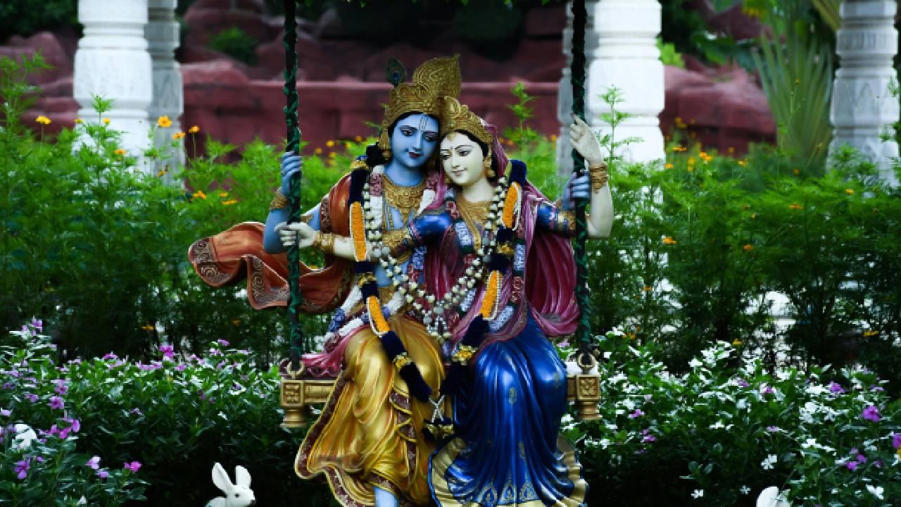  ISKCON Temple, Bangalore
Spread across 7 acres on Hare Krishna Hill, this modern temple combines technology and spirituality. It features beautiful idols of Radha-Krishna, daily kirtans, prasadam distribution, and hosts grand celebrations during Janmashtami, attracting thousands of devotees